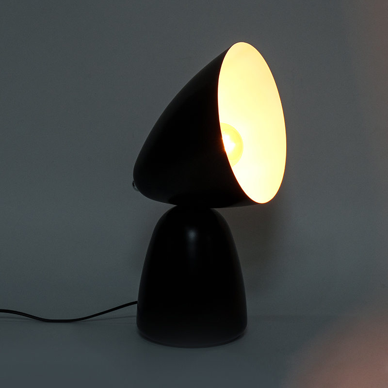 Simpleng retro metal table lamp