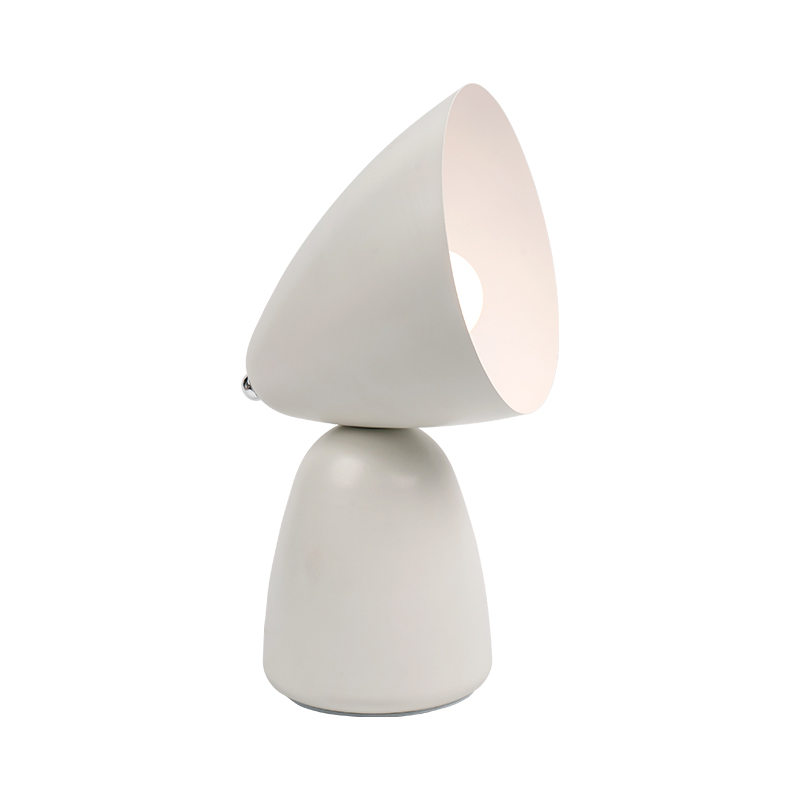 Simpleng retro metal table lamp