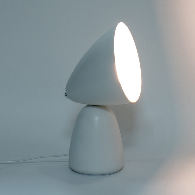Simpleng retro metal table lamp