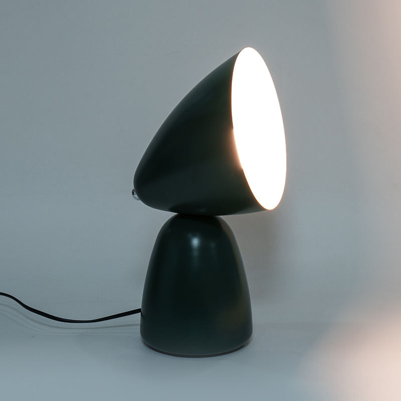 Simpleng retro metal table lamp