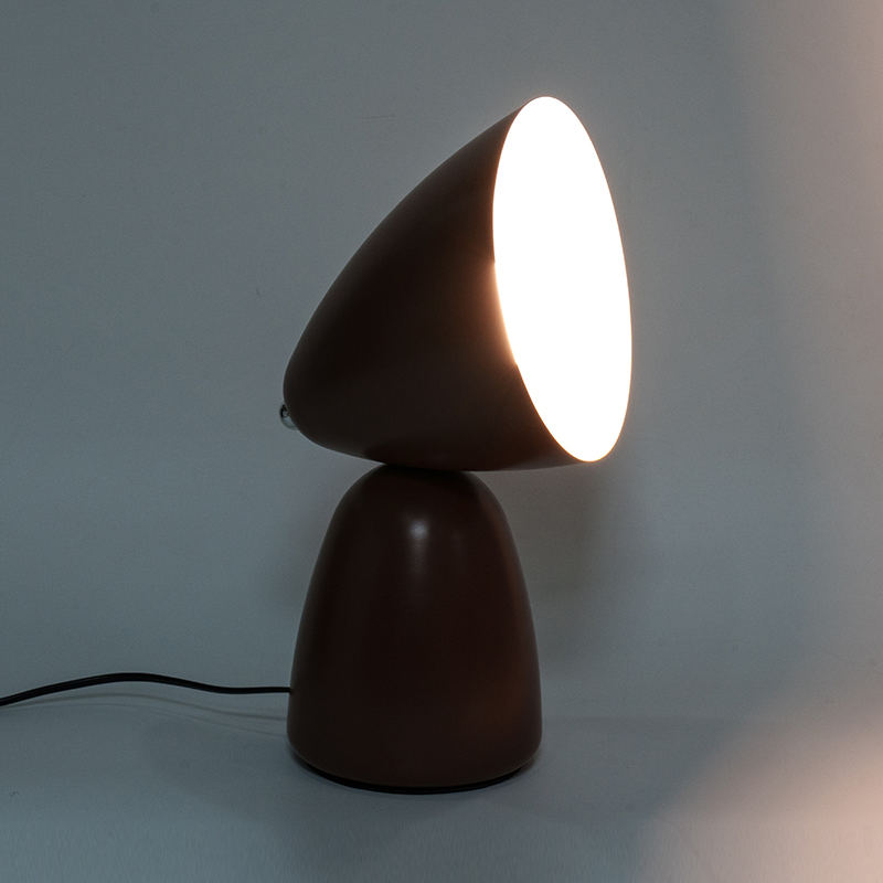 Simpleng retro metal table lamp