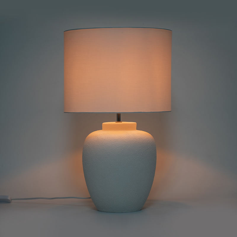 Simpleng puting ceramic table lamp