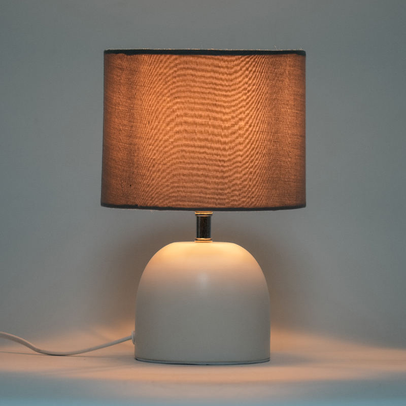 Puting vintage metal table lamp