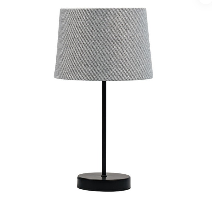Paano nakakaapekto ang lampshade ng lampara ng tela ng retro na hardware na ito na nakakaapekto sa pagkalat ng ilaw ng ilaw?
